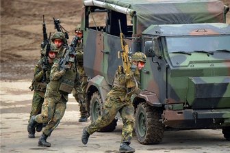 Die Bundeswehr richtet sich nach Osten aus - Die Bundeswehr muss schneller werden: Soldaten trainieren im niedersächsischen Munster bei einer Luftlandeübung.