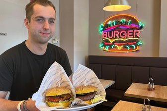 Die „Burger Brothers“ rüsten auf: Neuer Imbiss in Freiberg - Ricky Dietel ist der Co-Chef der „Burger Brothers“, die jetzt einen Imbiss in Freiberg eröffnet haben.