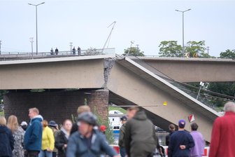 Die Carolabrücke und das Wunder: Der Zeitpunkt des Einsturzes war vielleicht gar kein Zufall - Der Bruch über dem Pfeiler auf der Neustädter Seite wirkt gerade so, als hätte jemand mit einem mächtigen Beil einen Spalt in die Carolabrücke geschlagen. Die Forscher vermuten dort die entscheidende Schwachstelle.