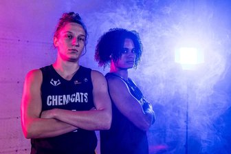 Die Chemcats und die zwei Wundertüten - Lucile Peroche (links) und Myah Taylor verschaffen sich nicht nur beim Fotoshooting mit ernstem Blick Respekt, sondern auch auf dem Feld.