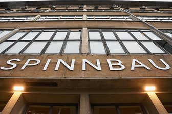 Die Chemnitzer Bühnen: Vom Schauspielhaus auf historische Bretter - Wo "Spinnbau" draufsteht, ist Theater drin: Zurzeit legen Handwerker unter anderem auf der Bühne im Großen Saal des Industriegebäudes letzte Hand an, damit sich dort ab Mitte März der Vorhang heben kann.