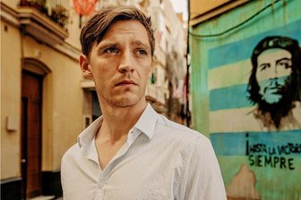 Die Claas-Relotius-Affäre im Kino: Als Hochstapler im falschem Job - Ein vermeintlicher Journalist, den der Journalismus enttarnt: Jonas Nay als Lars Bogenius im Film "Tausend Zeilen".