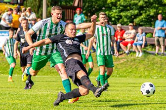 Die Claußnitzer Dorf-Party-Crasher: Lichtenberger Fußballer erhalten bitteren Dämpfer im Titelrennen - Auch der sehenswerte Führungstreffer per Lupfer durch SVL-Stürmer Björn Jäkel (vorn) reichte am Ende nicht.