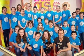 Die coolste Klasse Zwickaus kehrt erhobenen Hauptes heim - Die Klasse 6d des Käthe-Kollwitz-Gymnasiums mit Moderator Malte Arkona. Links neben ihm: Kristin Richter und Cara Herfurth.