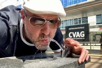 Die coolsten Plätze rund um Chemnitz - Durstlöscher: Redakteur Oliver Hach am Trinkbrunnen. 
