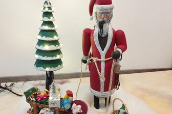 Die coolsten Räucherfiguren im Erzgebirge: Leser voten Rupprich von Wolfgang Fritzsche auf Platz 3 - Er hat gleich einen Schlitten voller Geschenke mitgebracht: der Räucherrupprich aus Lauta.