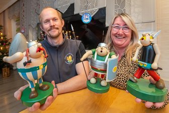 Die coolsten Räuchermänner im Erzgebirge: Platz eins für schlagfertige Gallier und spinnende Römer - Henning und Manuela Fritzsche zeigen die Gewinner des großen Männel-Votings der „Freien Presse“. Es sind die ersten Figuren, die Henning Fritzsche während seiner Ausbildung zum Drechsler herstellte.