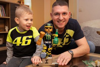 Die coolsten Räuchermänner im Erzgebirge: Valentino Rossi rast auf das Podest - Matthias Pomp mit Sohn Valentin (3) und „Räucher-Vale“, der es auf Rang 2 der coolsten Räuchermänner schaffte.