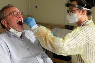 Die Corona-Gefahr für Heimbewohner ist zurück - Im Hohndorfer Pflegeheim der Theodor-Fliedner-Stiftung führt Theresa Keller, Leiterin des Wohnbereichs II, beiEinrichtungsleiter Ulrich Kuhlmann einen Coronatest durch. Denn das Pflegeheim darf zum Schutz von Bewohnern und Mitarbeitern auch von Geimpften nur mit aktuellem Negativ-Test betreten werden.