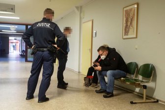 Die Coronaprozesse: Wie Sachsens Justiz Verstöße ahndet - Auf dem Gang im Amtsgericht Plauen wartet Tony Gentsch auf seine Verhandlung. Er sitzt für die rechtsextremistische Partei Der Dritte Weg im Plauener Stadtrat sowie im Kreistag und ist Parteivorsitzender in Sachsen.