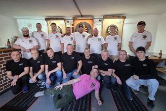 Die Dartsspieler mit dem großen Appetit - Die Dartsspieler der Bulls & Beers (weiße Trikots) haben im ersten Wettkampf Hasienda Fraureuth (in Schwarz) bezwungen. Vorn im Bild: Steffen Gündhel von den Bulls, genannt Flamingo.