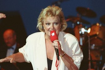 Die DDR-Ulknudel - Helga Hahnemann starb vor 25 Jahren - Die Schauspielerin und Entertainerin Helga Hahnemann bei einem Auftritt während der IFA im September 1991. Ihre Berliner Schnauze und ihr Herz waren riesengroß. Als richtige «Rampensau» lachte Helga Hahnemann auch gut über sich selbst.