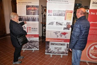 „Die DDR - Zwischen Repression und Widerspruch: Ausstellung in Eibenstock - Das Ehepaar Müller aus Eibenstock gehörte zu den Besuchern bei der Ausstellungseröffnung im Rathaus Eibenstock.