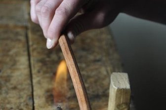 Die den Bogen raushaben - Bitte nicht stören: Die Flamme des Spiritusbrenners soll das Holz für den Instrumenten-Bogen biegsam machen, doch gerät das Feuer zu nah oder zu lang an den dünnen Stab, ist er nicht mehr zu gebrauchen.