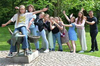 Die Denkmale, die sich Gottfried Kohl in Freiberg selbst gesetzt hat - Der Esel im Tierpark ist eine der beliebtesten Skulpturen Gottfried Kohls. Hier haben am Donnerstag Schüler der Montessorischule mit ihrem Lehrer Firas Al Mohamed eine Geldspende überbracht. Auf Basaren seien Basteleien verkauft worden, hieß es, damit die Tiere weiter ein schönes Zuhause haben und der Besuch kostenlos bleibe.