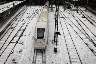 Die Deutsche Bahn bleibt eine Baustelle - Ein ICE der Deutschen Bahn auf einem Gleis im Hamburger Hauptbahnhof.