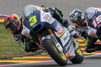 Lukas Tulovic (vorn) - hier im Training mit Teamkollege Darryn Binder aus Südafrika - heißt der deutsche Hoffnungsträger beim Sachsenring-Grand-Prix. 