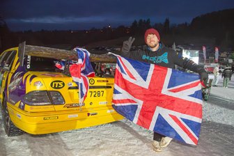 „Die Deutschen sind verrückt“: Britischer Rennfahrer berichtet über seinen Start beim Ice King Battle in Schöneck - Brad Eldershaw aus England war beim RD48 Ice King Battle am Skihang Streugrün in der Skiwelt Schöneck mit seiner Drift-Limousine am Start.