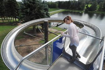 Die deutschlandweit größte Rutsche steht in Chemnitz - Bundesweit einzigartig: Eine Edelstahl-Naturwasserrutsche mit einer Länge von 84 Metern auf dem Gelände des Stausees Oberrabenstein.