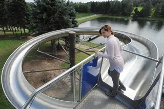 Die deutschlandweit größte Rutsche steht in Chemnitz - Bundesweit einzigartig: Eine Edelstahl-Naturwasserrutsche mit einer Länge von 84 Metern auf dem Gelände des Stausees Oberrabenstein.