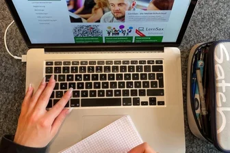 Die digitale Schule steckt noch in den Kinderschuhen - Für Schüler sollen mittlerweile ausreichend Laptops zur Verfügung stehen. Von den vom Bund zugesagten Laptops für Lehrer ist dagegen bisher nicht einer eingetroffen. 2100 Geräte würden im Landkreis benötigt.