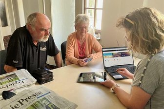 Die digitale Welt der „Freien Presse“ - Sabine (Mitte) und Günther Meißner (links) informierten sich bei Anett Hofmann über die digitalen Möglichkeiten der „Freien Presse“.