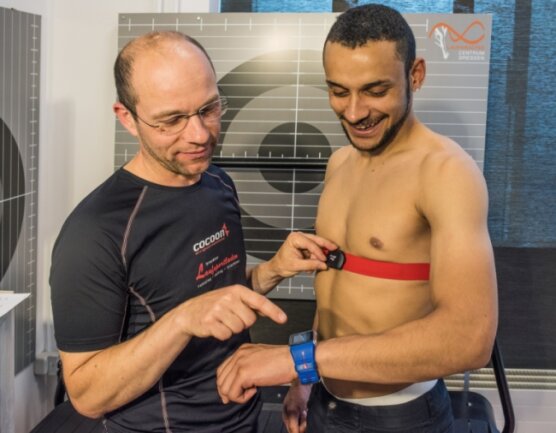 Die digitalen Kontrolleure - Ralf Kindermann (re.) und Lutz Melzer (li.) vom Dresdner Laufsportladen demonstrieren die Herzfrequenzmessung mittels Brustgurt und die drahtlose Übertragung der Daten auf eine Sportuhr von Polar. Die Werte sind EKG-genau.