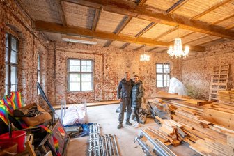 Die Dreckschänke kehrt zurück: Ein Tscheche rettet das berühmteste Gasthaus im böhmischen Erzgebirge - Marek Plachý und seine Tochter Zuzana im Festsaal der Dreckschänke. Hier wurde vergangenes Jahr schon Hochzeit gefeiert.