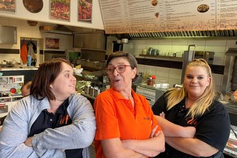 Die drei Döner-Frauen von Lengenfeld - zu Besuch beim Dreamteam von der Bahnhofstraße - So kennt Lengenfeld den Urfa-Döner - Bianca Sehrer, Carmen Perse und Michelle Rücker (von links) haben den Laden fest im Griff. Seit Carmen Perse den Döner betreibt, haben dort nur Frauen gearbeitet. Das gibt's sonst nirgendwo im Vogtland.