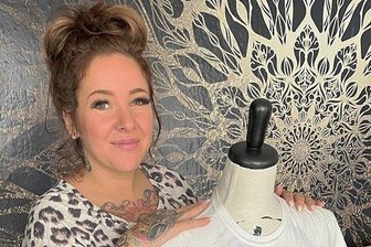Die drei Neuen am Schwarzenberger Markt: Von Hautmalerei bis Handarbeit - Sie ist Fachfrau für Hautmalerei: Theres Selbert in ihrem neuen Tattoostudio. 