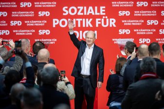 Die drei Schritte, mit denen Olaf Scholz die Wahl gewinnen will - Bundeskanzler Olaf Scholz (SPD) winkt nach seiner Rede bei der sogenannten "Wahlsiegkonferenz" der SPD. Mit der Konferenz startet die Partei in den Wahlkampf zu den vorgezogenen Bundestagswahlen 2025.