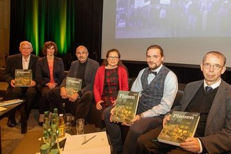 Die druckfrische Plauen-Chronik: Neun Jahrhunderte auf 500 Seiten - Herausgeber der Jubiläumschronik ist die Stadt Plauen. Im Bild die Hauptautoren (von links): Gerd Kramer, Koordinatorin Doris Meijler, Andreas Krone, Ina Schaller, Clemens Uhlig und Frank Weiß.