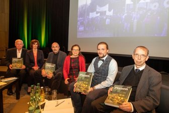 Die druckfrische Plauen-Chronik: Neun Jahrhunderte auf 500 Seiten - Herausgeber der Jubiläumschronik ist die Stadt Plauen. Im Bild die Hauptautoren (von links): Gerd Kramer, Koordinatorin Doris Meijler, Andreas Krone, Ina Schaller, Clemens Uhlig und Frank Weiß. 