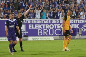 Die Dynamo-Stimmen zum Sachsenderby: „Ich erwarte, dass eine Tätlichkeit auf diesem Niveau gesehen wird.“ - Schiedsrichter Lukas Benen zeigt Stefan Kutschke die gelb-rote Karte.