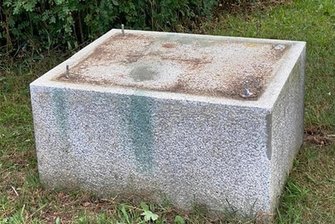 Die Eckersbacher Kraniche sind noch immer weg - aber nicht verschwunden - In dieser Woche bemerkte der Eckersbacher Apotheker, dass die Skulptur fehlt. 