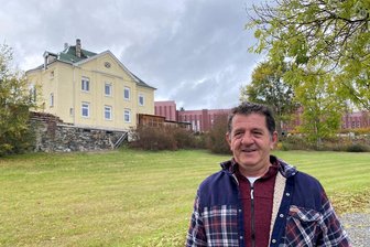 Die Ein-Euro-Villa von Reichenbach: Was Remsi Ajazaj nach neun Jahren harter Arbeit damit vorhat - Der Mann und die Villa. Remsi Ajazaj vor der einstigen Glaßschen Villa an der vielbefahrenen Klinkhardtstraße, rechts die Reichenbacher Tex. Der gebürtige Kosovare hat die Villa in neun Jahren harter Arbeit vor dem Verfall gerettet - als Einzelkämpfer. Jetzt will er in die Verwertung des Hauses gehen.