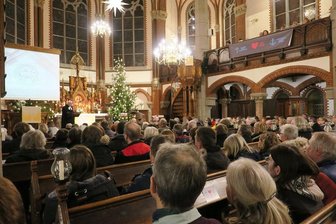 Die einen beten fürs Opfer, andere scharen sich um die NPD - Zum Friedensgebet in der Auer Nicolaikirche kamen 450 Menschen.