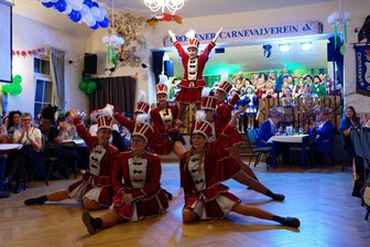 Die einen feiern Fasching im Wald, die anderen bei der Love Parade - Die Garde des CCV in Crossen bei ihrem Auftritt. Am kommenden Wochenende ist sie nochmals zu erleben.