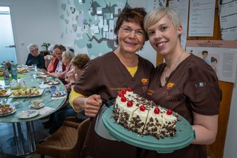 „Die Einsamkeit verfliegt“: Wechselburger Seelenengel helfen im Alltag von Senioren - Kaffeeklatsch in Wechselburg mit den „Seelenengeln“ Susan Hergert (rechts) und Kathrin Krenkel. Die beiden Frauen übernehmen die Alltagsbetreuung für die Senioren.