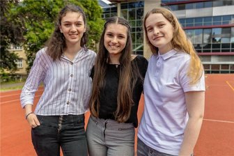 Die Einser-Mädchen aus dem Göltzschtal auf dem Weg zum Campus - Das Einser-Trio vom Pestalozzi-Gymnasium Rodewisch (von links): Lara (18) und Magdalene (18) Unger sowie Leonie Eibisch (17). An der Pesta haben 15 Schüler einen Abi-Schnitt besser als 1,5 geschafft.