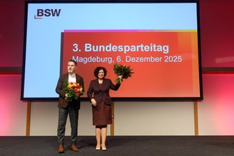 Die einzig Wahren und Vernünftigen? - Die neuen BSW-Vorsitzenden Fabio de Masi und Amira Mohamed Ali lassen sich von den Delegierten des Bundesparteitages in Magdeburg feiern.