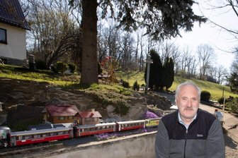 Die Eisenbahn-Miniwelt an der Straße nach Oelsnitz - Kurz vor Ostern machte Bernd Kießling seine Gartenbahn an der Oelsnitzer Straße in Plauen wieder startklar. Besucher brauchen nur rechts den Schalter zu drücken, dann fahren mitunter vier Züge auf der 30 mal 6 Meter großen Bahn, die durch die private Einfahrt geteilt ist. 