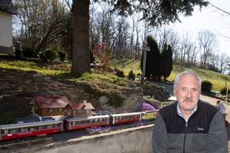 Die Eisenbahn-Miniwelt lädt an der B 92 zur Pause ein - Kurz vor Ostern machte Bernd Kießling seine Gartenbahn an der Oelsnitzer Straße in Plauen wieder startklar. Besucher brauchen nur rechts den Schalter zu drücken, dann fahren mitunter vier Züge auf der 30 mal 6 Meter großen Bahn, die durch die private Einfahrt geteilt ist. 