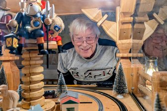 Die Eisenbahn-Pyramide von Flöha: Werner Vogels Meisterwerk am Adventszauber - Werner Vogel stellte seine Eisenbahn-Pyramide vor.