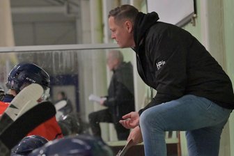Die Eishockey-Wölfe aus dem Erzgebirge und ihr verpasster Titel – das sagt der Trainer - Wölfe-Coach Sven Schröder ist mit der vergangenen Saison des Regionalligisten aus Schönheide hochzufrieden. Er steckt sich und dem Team schon neue Ziele.