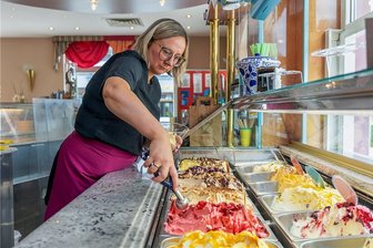 Die Eismacher: Fritz und Hilde leben im Treuner Eis fort - Mandy Pieschel füllt an der Theke einen Eisbecher. Die beliebteste Sorte ist Joghurt-Kirsch