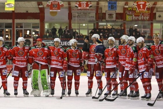 Die Eispiraten, wie sie (fast) keiner kennt - Das Team aus Crimmitschau darf - erstmals seit der Saison 2007/08 - über den direkten Einzug in die Play-offs jubeln. 