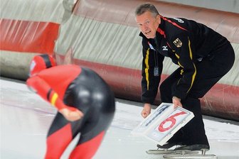 Die Eiszeit ist vorbei - Klaus Ebert feuert einen seiner Schützlinge auf der letzten Runde an. Das war sein Element.