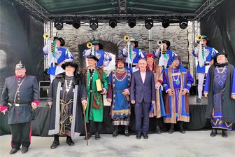 Die Elsterberger feiern 825 Jahre mit einem tollen Fest - Der Bogen wird von der Vergangenheit in die Zukunft gespannt - Der historische Elsterberger Rat mit Herolden, Wachtmeister, Ratsherren und dem früheren Bürgermeister Volker Jenennchen (2. von links) als Stadtoberhaupt sowie Bürgermeister Axel Markert (5. von links) bei der Eröffnung des Festes.