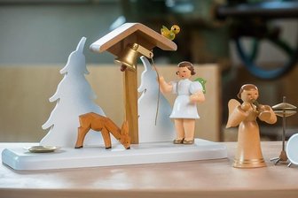 Die Engel aus Heidersdorf: Der Erfinder der Figuren erhält Platin-Urkunde - Der hölzerne Langrockengel mit Trompete zählt zu den ersten, der weiß lackierte, Schlagzeug spielende Engel zu den letzten von Lothar Reichelt entwickelten Figuren. 